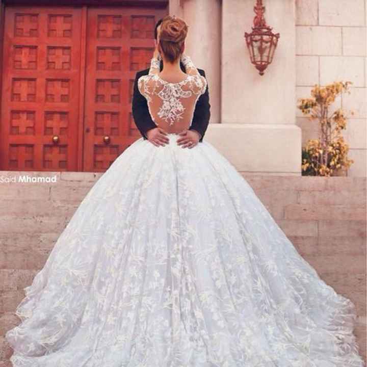 Creo que sería un vestido princesa, con transparencia en la espalda un poco más tapada