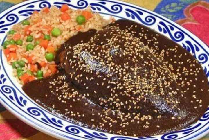  Mole con pollo y de de guarnición arroz