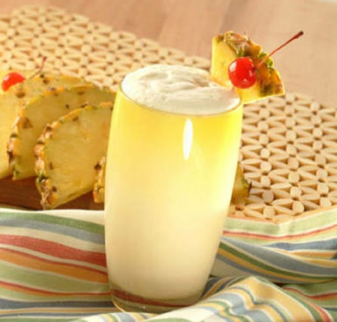 Bebidas amarillas para boda tropical 8