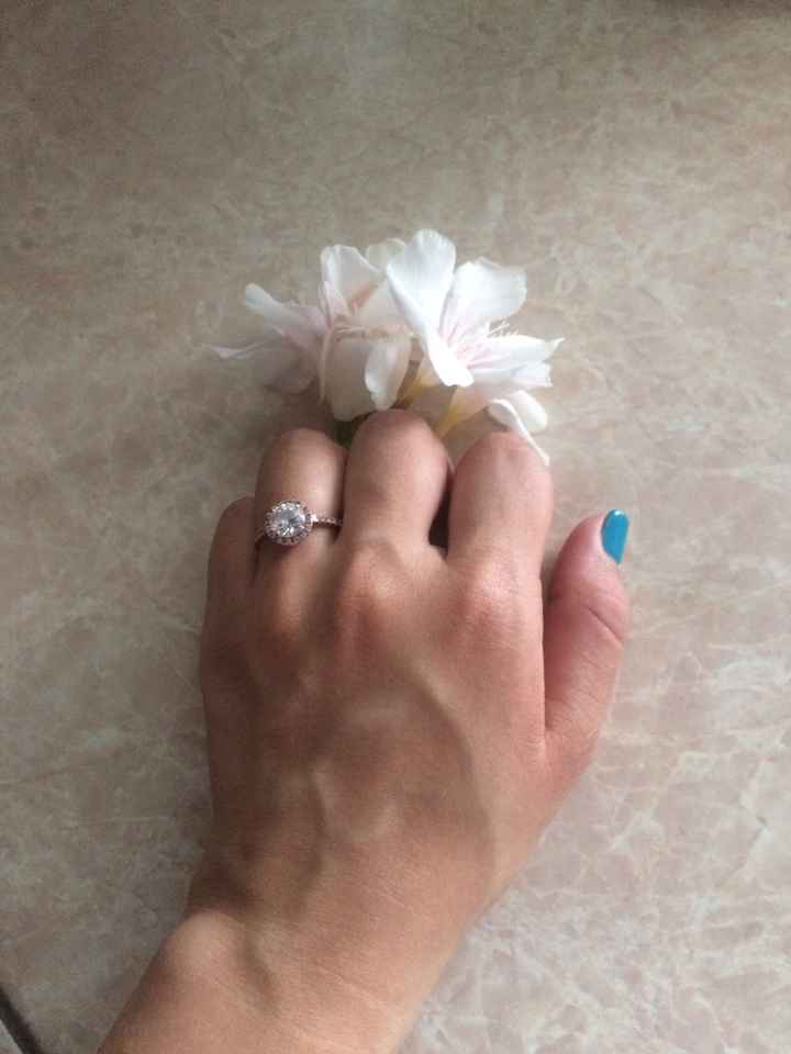 A quién le gusta ver su anillo de compromiso una y otra vez? - 1