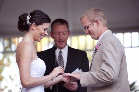 6. Si tu ceremonia se va a realizar en exteriores y esperas un día soleado, ofrece abanicos y agua o