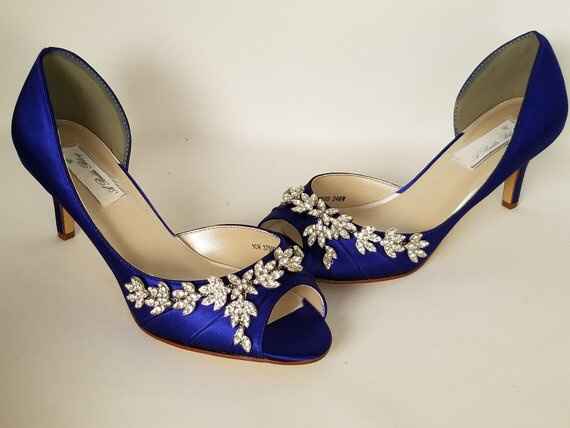Hola!! Estoy muy tentada a seleccionar zapatos azules para el día de la boda, que opinan?? algo de e
