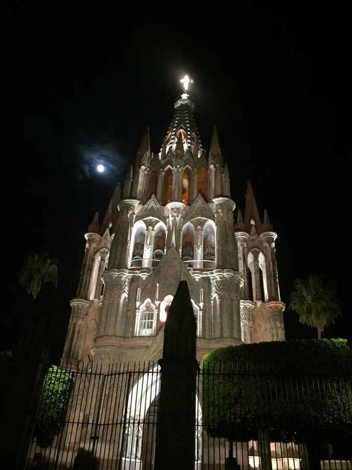 Saraí reta a los novios de la comunidad a subir fotos donde quieren su luna de miel! - 2