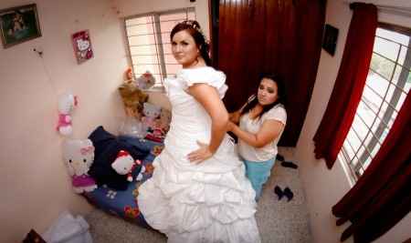 vistiendo a la novia