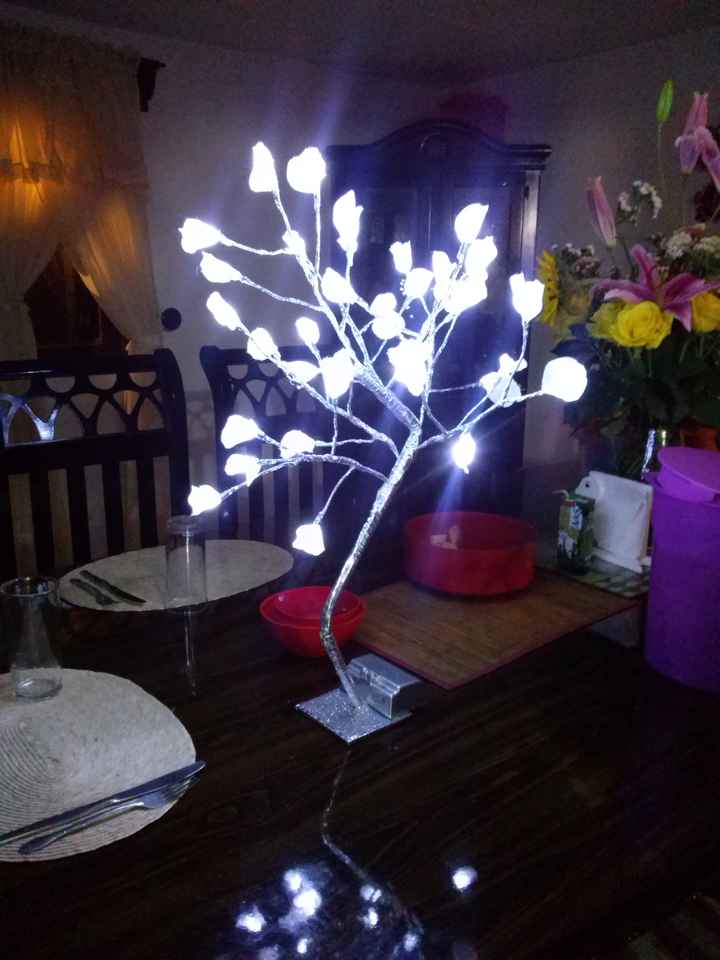 muestra arreglo de mesa con petalo blanco