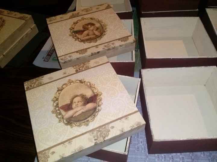 cajita para colcocar los arreglos de mesa y dentro lleva flores con aroma y chocolates