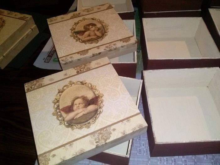 cajita para colcocar los arreglos de mesa y dentro lleva flores con aroma y chocolates