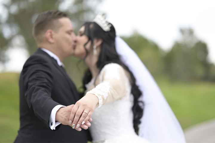 📸 Publica una foto mostrando su anillo de compromiso o alianza de boda - 1