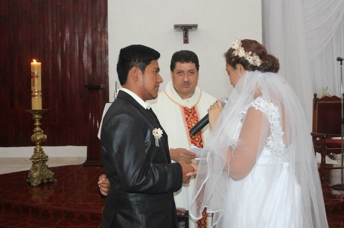 dándonos los anillos