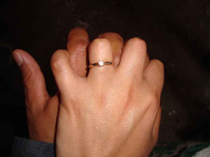 Aquí esta mi hermoso anillo anillo de compromiso!!