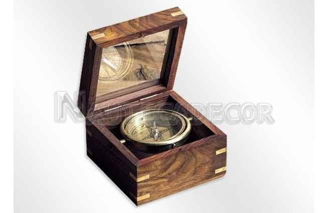 bujula en cajita de madera