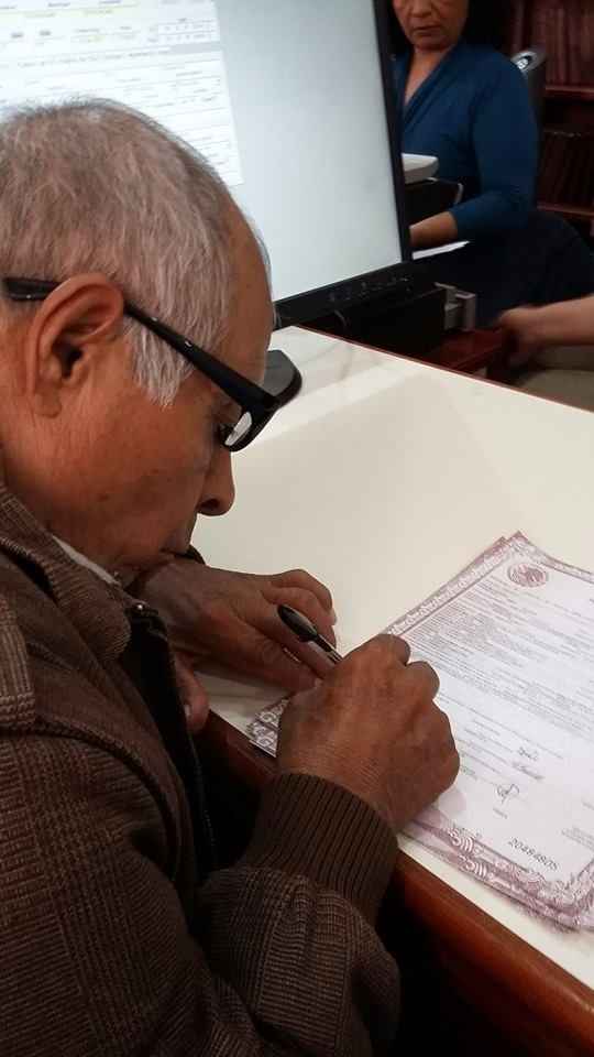 Mi señor padre firmando las Actas