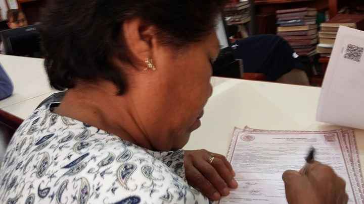Mi señora madre en el momento de firmar  las Actas