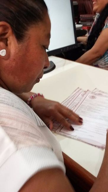 Mi suegra firmando las Actas