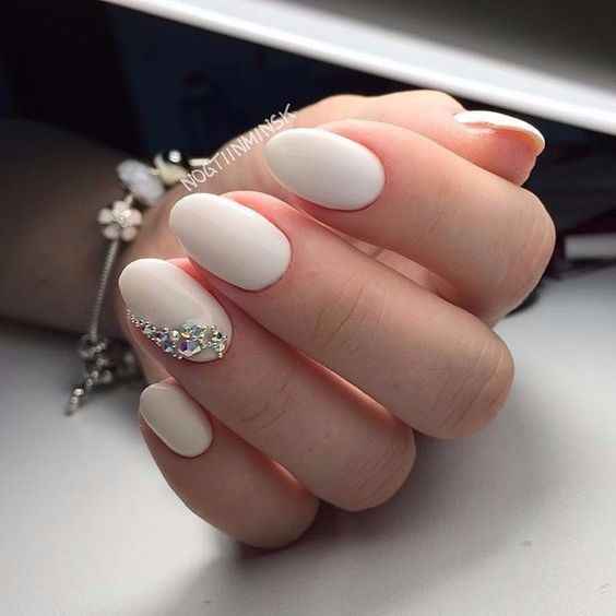 Este es el diseño que escogí para mis uñas, no me gustan con tanto adorno (es que a mi no se me ven 