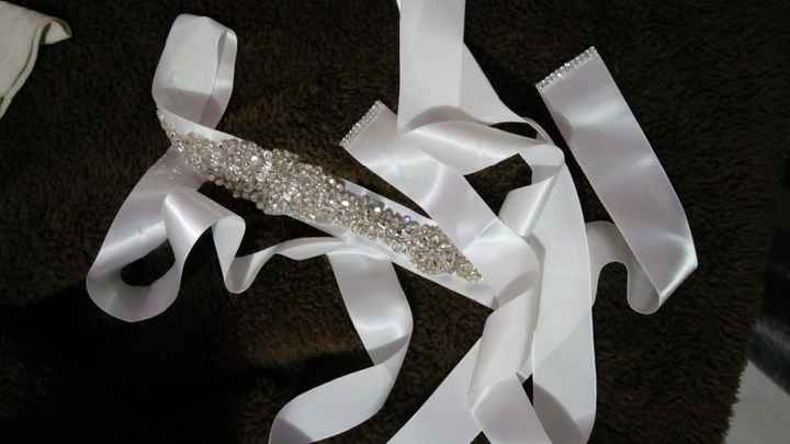 esta super largo y en los bordes tiene piedritas