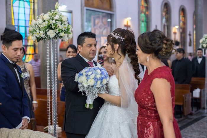 mis papás entregándome