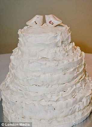 6. El pastel de ensueño de cualquier niña: un montículo blanco con un salero y un pimentero como dec