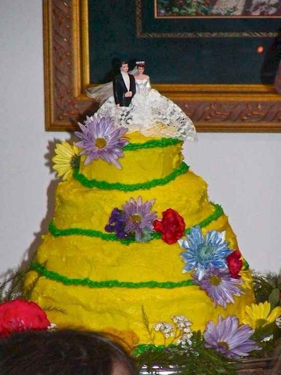 10. “Queremos un buen pastel de bodas con temática de primavera, por favor.”
