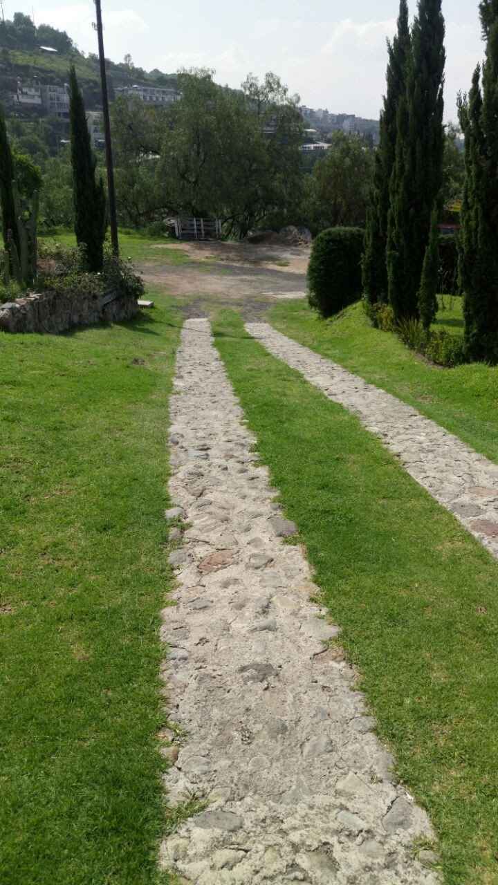 entrada del estacionamiento al jardin 