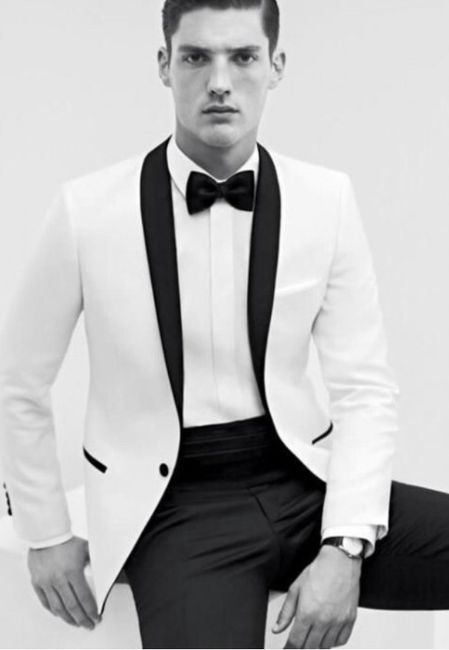 De qué color es el traje del novio ? - 1