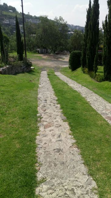 entrada del estacionamiento al jardin 