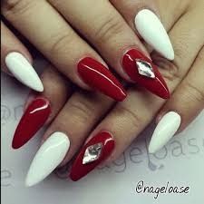 Uñas con un toque brilloso.
