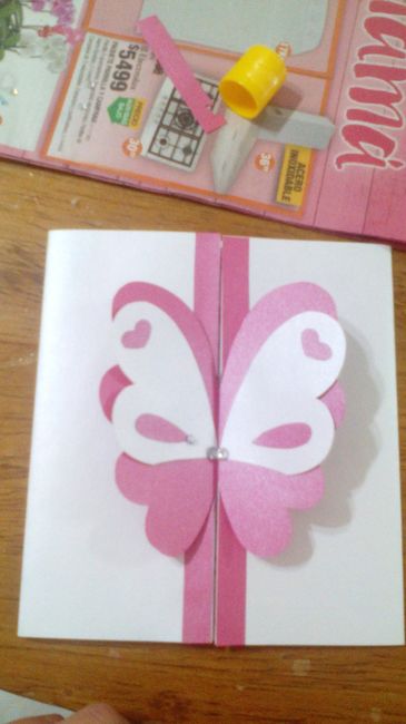 Ahora si a marcar los moldes en las hojas hot pink y blanco y puse unas bandas tapando donde peque l