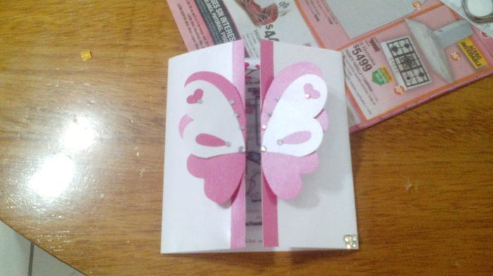 Empezando a decorar con cristales las alitas de la mariposa y en la parte inferior una mariposita de