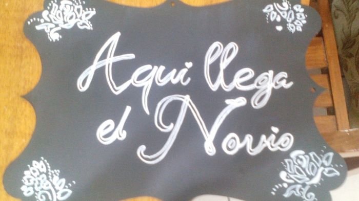 Letrero de aqui llega el novio