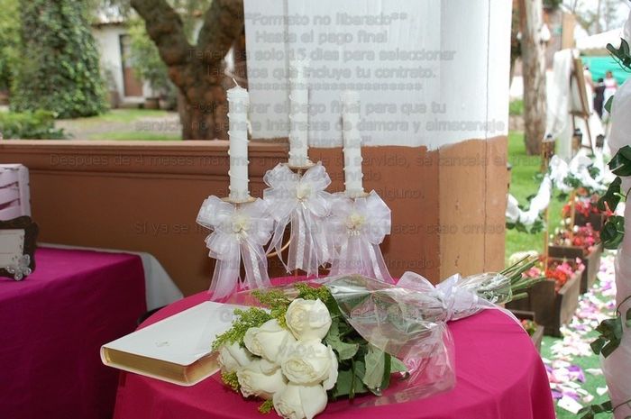Candelabro, biblia y ramo de rosas para ceremonia religiosa