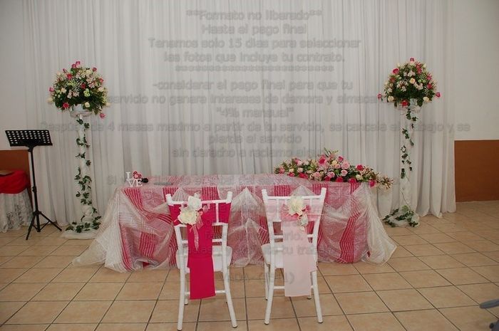 Nuestra mesa decorada en varios tonos de rosa ! Simplemnte ame la mesa