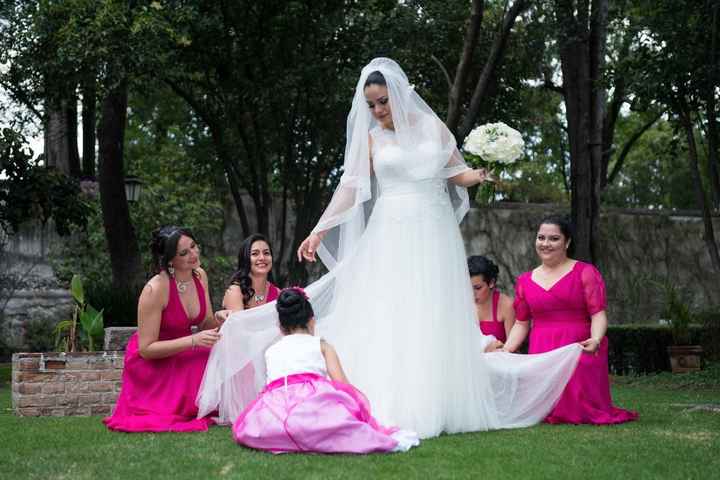 Mis damas acomodan mi vestido