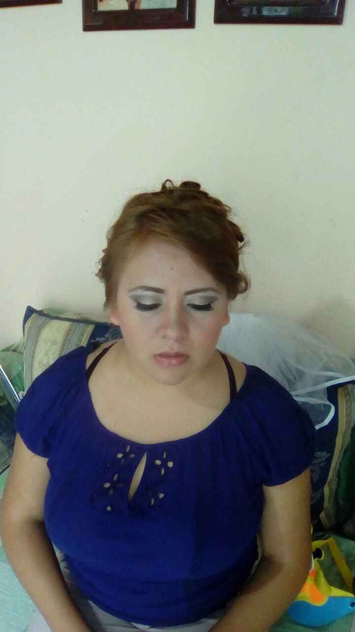 y ese es mi maquillaje (ignoren mi boca media abierta) el maquillaje va a ser un  poquito mas marcad