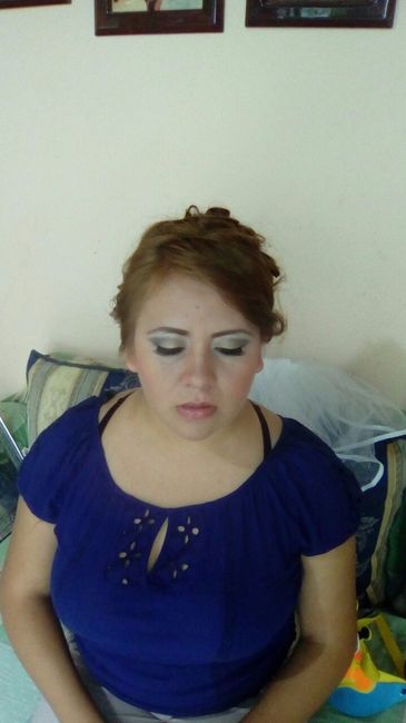 y ese es mi maquillaje (ignoren mi boca media abierta) el maquillaje va a ser un  poquito mas marcad