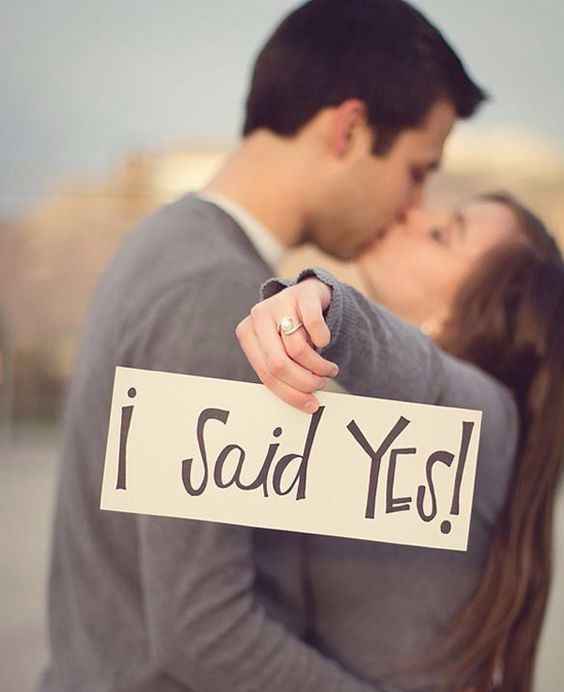 3- Con letrero "i said yes"