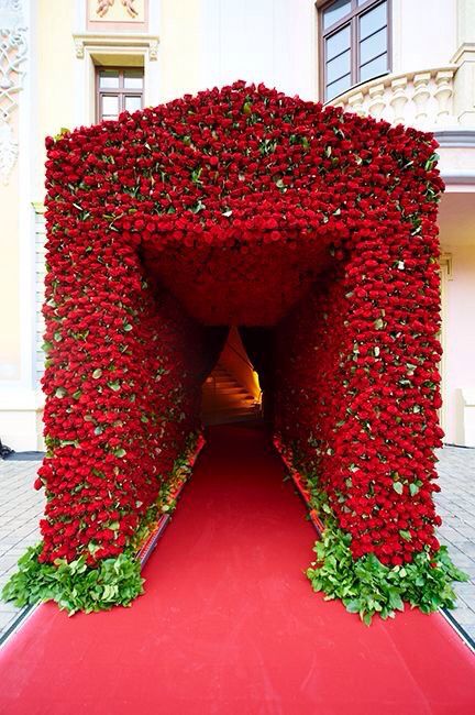 Muro de flores rojas como decoración 3