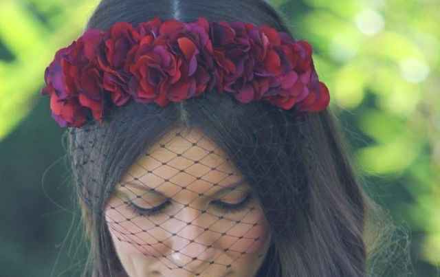  Tocado de flores rojas para la boda - 2