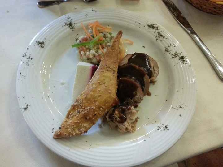 Pavo con relleno navideño en salsa de ciruela pasa