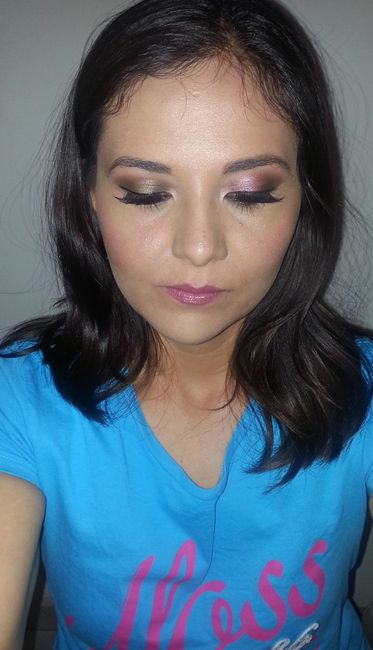 De frente y ojos cerrados