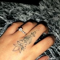 Post para enseñar tu hermoso anillo de compromiso jijiji 💍 - 1