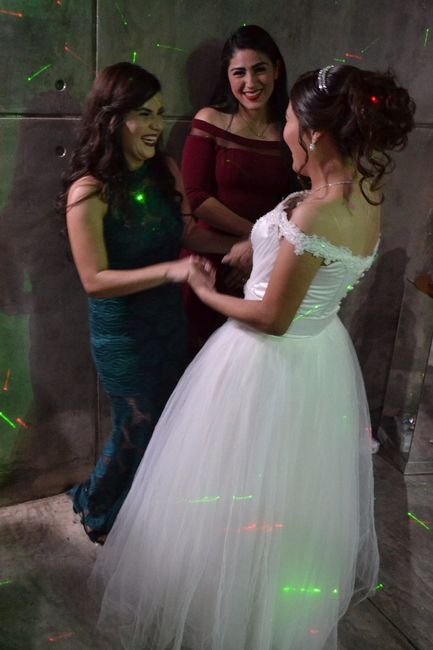 Mi amiga felicitandome