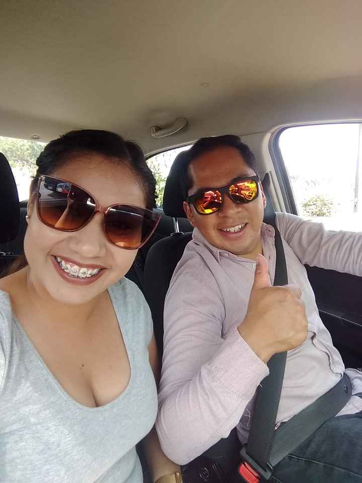 Milton y Claudia... revisando papeles para nuestra presentación. - 1