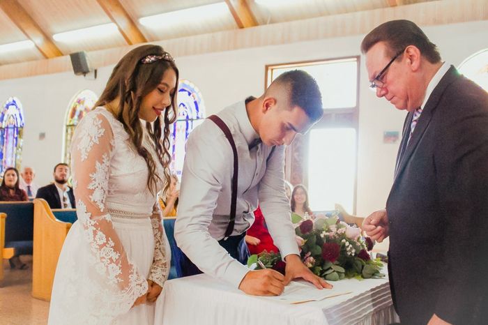 El más guapísimo firmando