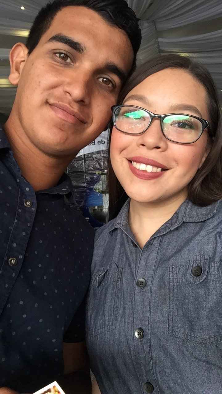 Literal nuestra foto más reciente - Este domingo en la Expo Boda de nuestra ciudad. 