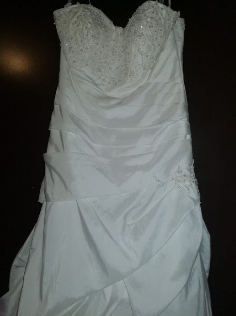 a quien le interesen estos vestidos se los vendo súper baratos lo que quiero es venderlos ya para co