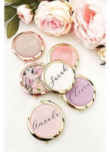Un espejo pequeño personalizado con el nombre de las damas 