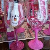 Una copa para usarse en la despedida de soltera y un poco de tu licor favorito y un gloss. 