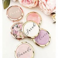 Un espejo pequeño personalizado con el nombre de las damas 