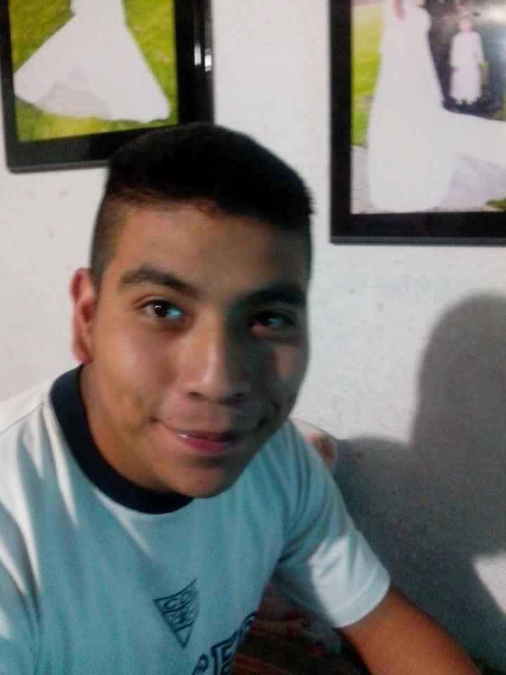 Soy estilista cada vez que lo requiere mi lindo esposo - 1